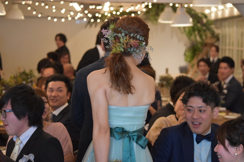 Charming and Cute: A Compilation of Popular Down Hairstyles for Your Wedding Reception ♡にて紹介している画像