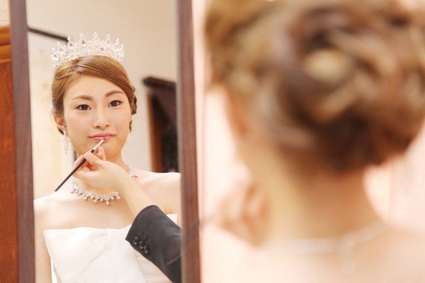 花嫁姿に変身する過程をパシャリ♡〔お支度ショット〕でおさえておきたいシーン⑧選にて紹介している画像