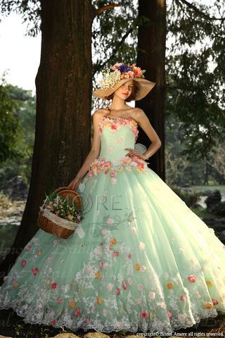 Transforming Elegantly and Cutely with Stylish Wedding Hats! 🌸にて紹介している画像