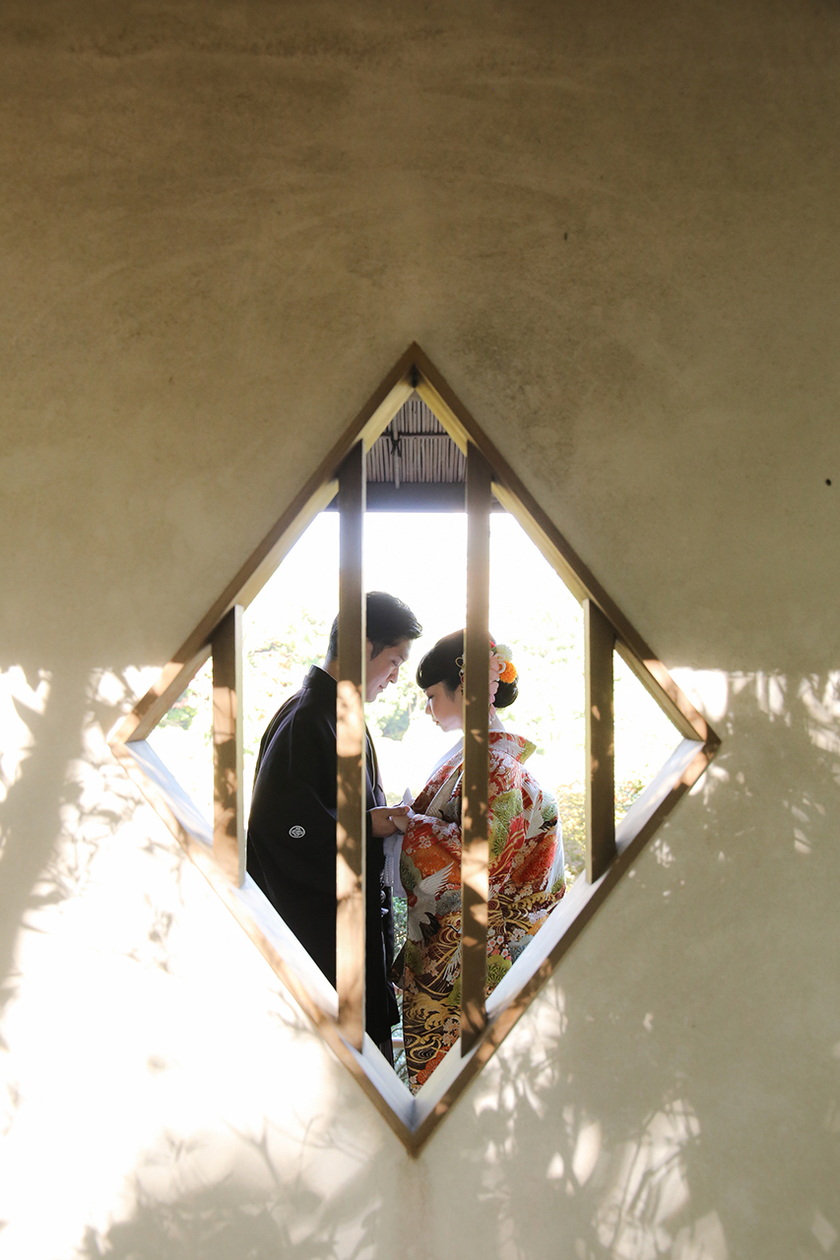 The Ultimate Guide to Stylish and Cute Kimono Pre-Wedding Poses Without Using Props ♡にて紹介している画像