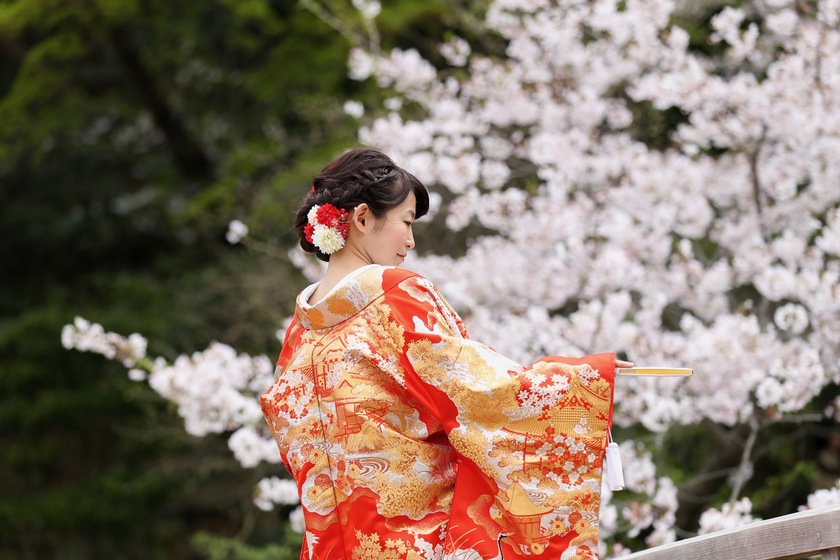 意外としっくりくる♡ふわふわのかすみ草の使った【和装ブーケ】のデザインカタログにて紹介している画像