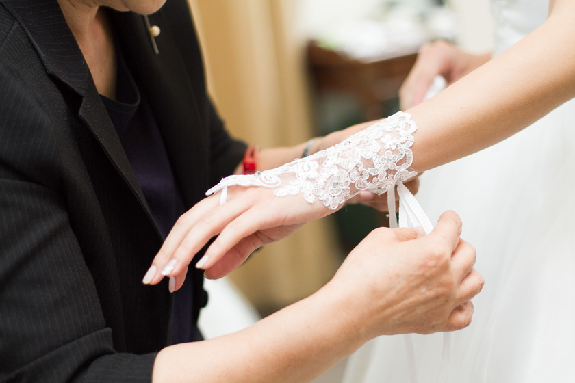 花嫁姿に変身する過程をパシャリ♡〔お支度ショット〕でおさえておきたいシーン⑧選にて紹介している画像