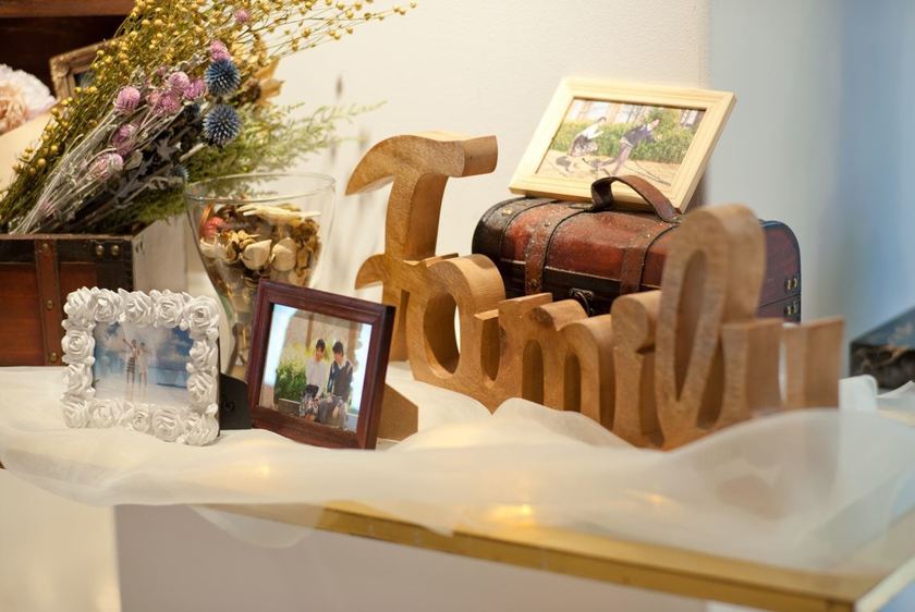 No Clutter Allowed! The Key to Creating a Stylish Welcome Space is to Make Photos the Main Focus.にて紹介している画像