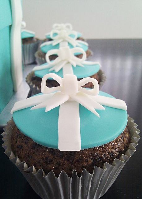 A Dazzling and Adorable Delight: The Tiffany Cupcakes! ♡にて紹介している画像