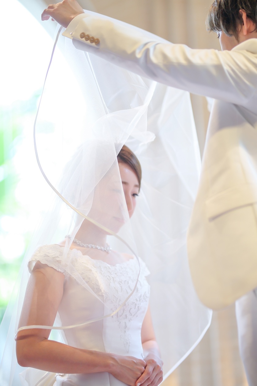 "Reusing the Wedding Veil: A Collection of Gorgeous and Cute Bride Hairstyles with Veil Arrangements"にて紹介している画像