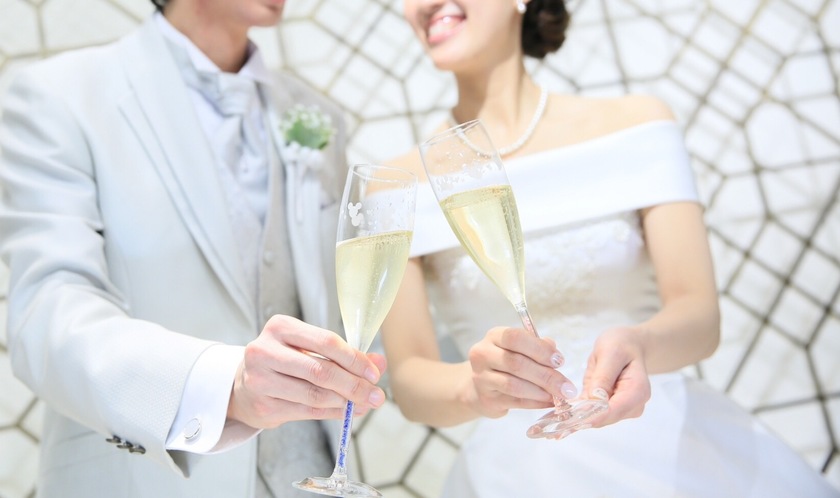 乾杯のシャンパングラスに付けるだけ♡グラスにリボンを着けるのが上品可愛い＊にて紹介している画像