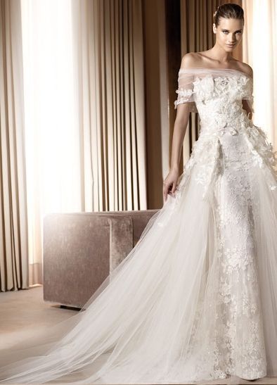 Introducing 10 Rare and Valuable Christian Lacroix Wedding Dresses♡にて紹介している画像