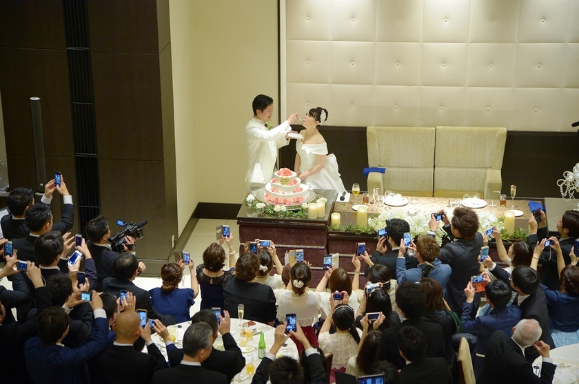 ぜひ２カメでお願いします♡ケーキ入刀&ファーストバイトの瞬間は〔ゲストの様子〕も残したい＊にて紹介している画像