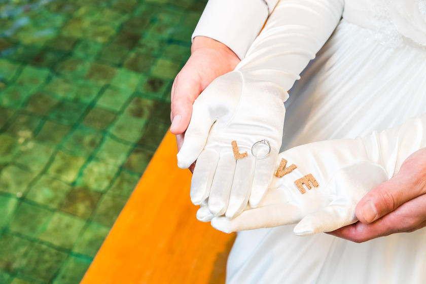 見た人みんながビックリする！結婚指輪を使って撮れる、面白い遠近法ショットのアイデアまとめ♡にて紹介している画像