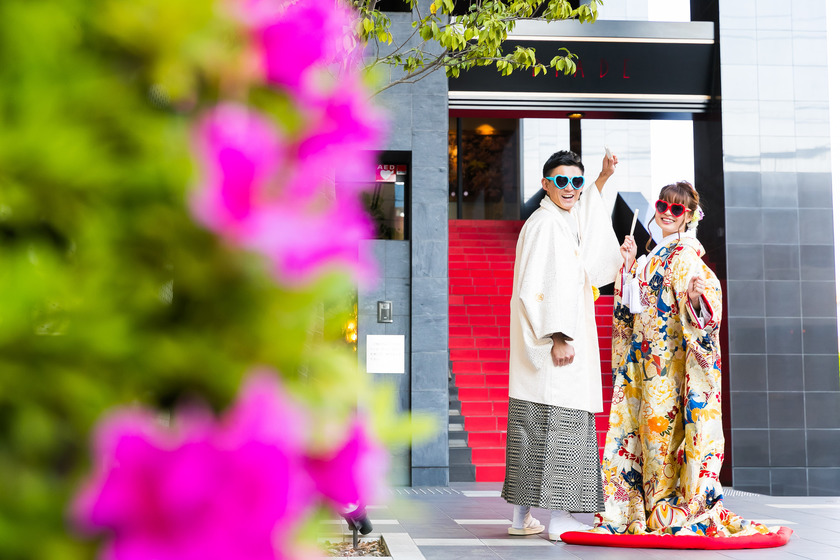 If You're Preparing Sunglasses as a Photo Prop, Don't Miss Out on the "Reflection Shots" in Pre-Wedding Photos!にて紹介している画像