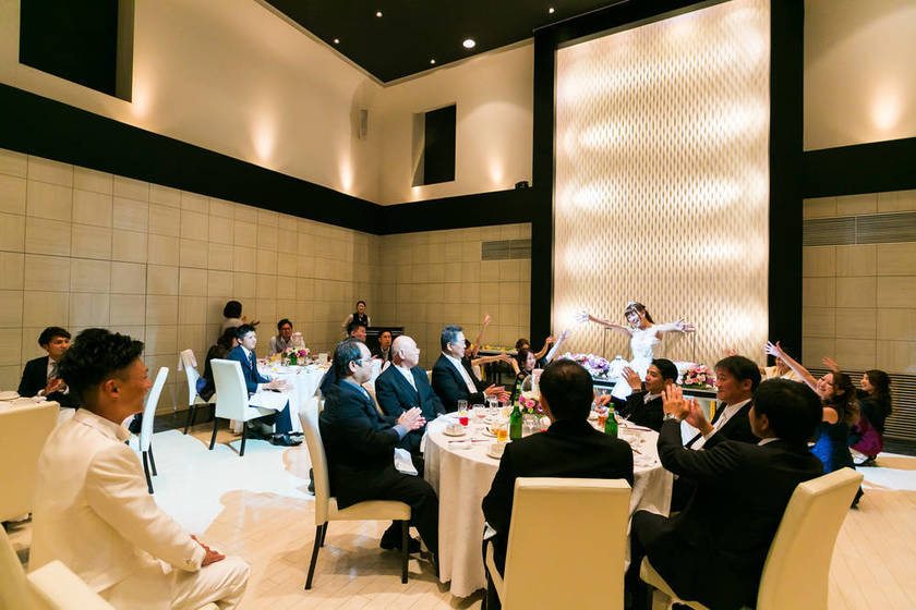 誰より愛している貴方のために。花嫁から新郎へ〔サプライズ〕して結婚式を盛り上げる方法3選♡にて紹介している画像