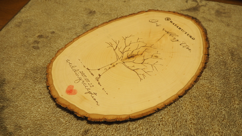 Create a Stunning Wedding Tree with Rustic Charm: DIY Method Using Log Plates♡にて紹介している画像