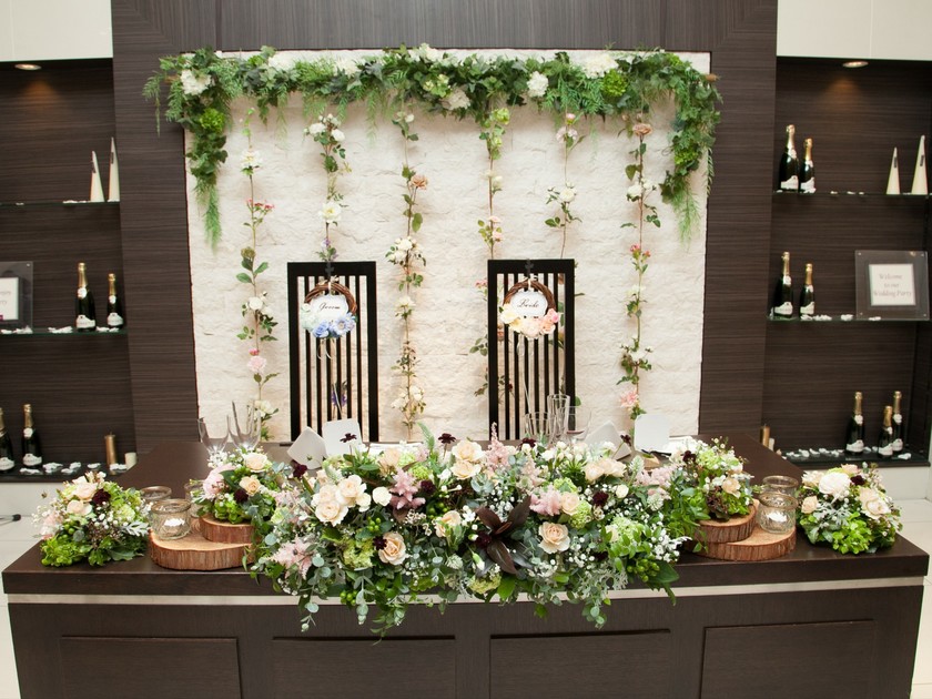 どんなデザインにする？先輩花嫁さんがメインテーブルに飾った「フラワーカーテン」事例集にて紹介している画像