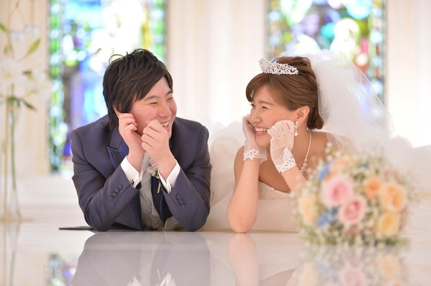 チャペル前撮りやロケーション撮影でやりたい！頬杖をついた、うつぶせの寝ころびショット9選＊にて紹介している画像