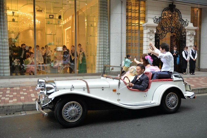 Surprising Your Guests: 9 Creative Entrance Ideas for Your Outfit Change from Experienced Brides 💖にて紹介している画像