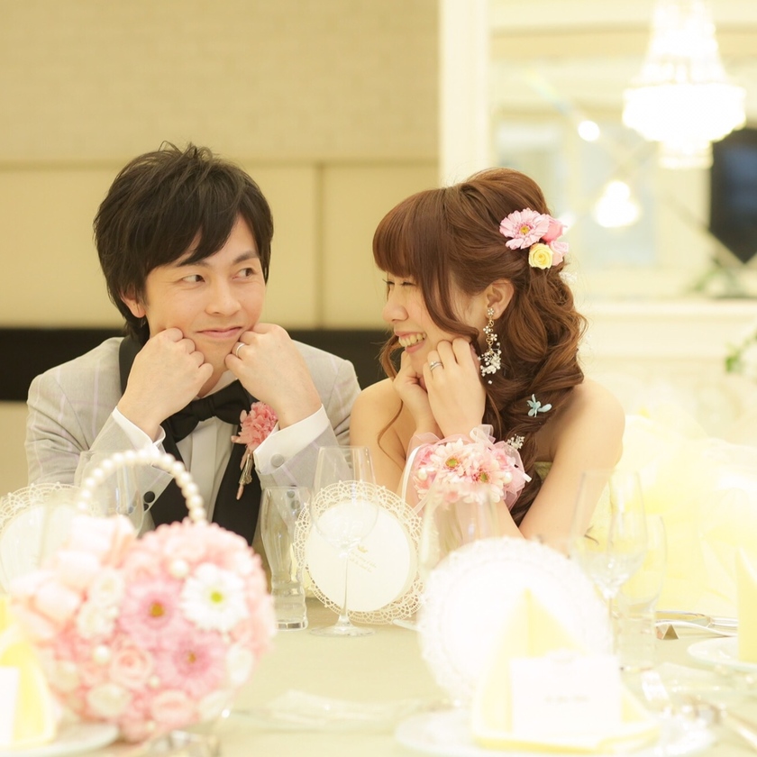 "Capturing Affection: Adorable 'Chat Shots' of the Bride and Groom in Conversation"にて紹介している画像