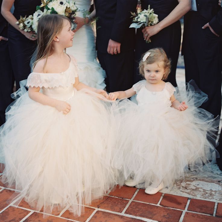 Family Wedding: Doubling the Happiness with Adorable Little Stars - Kids' Dresses!にて紹介している画像