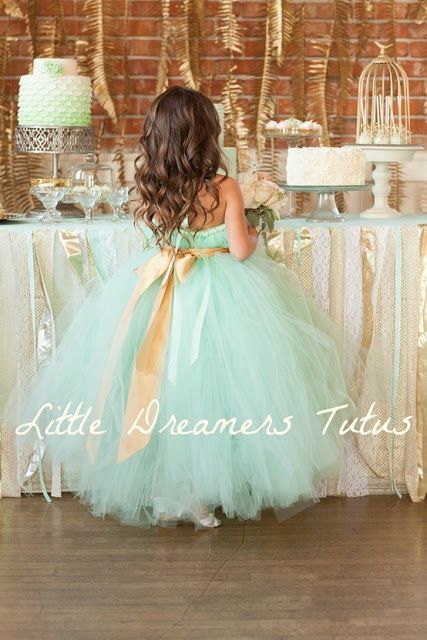 Family Wedding: Doubling the Happiness with Adorable Little Stars - Kids' Dresses!にて紹介している画像