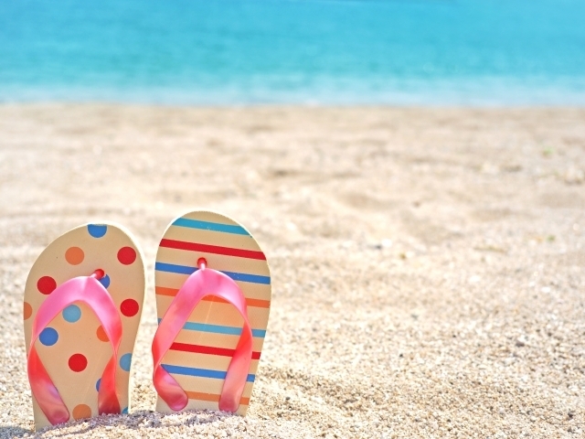 Easy DIY with 100-Yen Items: 'Flip-Flop Makeover' to Transform Ordinary Sandals into Cute Designs is Trending♡にて紹介している画像