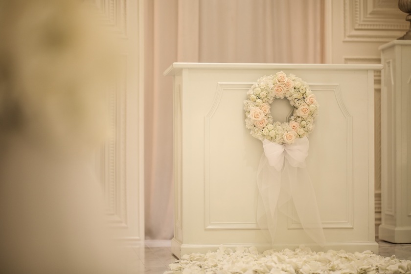 "How to Decorate with Wreaths: 10 Timeless Wedding Ideas"にて紹介している画像