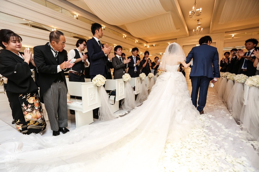 "Don't Forget to Include a Backshot of the Bride Showcasing Her Beautiful Train!"にて紹介している画像