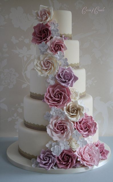Guests' Attention is Captivated! The Floral-Adorned Wedding Cake is Absolutely Stunning♡にて紹介している画像