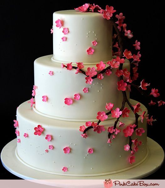 Guests' Attention is Captivated! The Floral-Adorned Wedding Cake is Absolutely Stunning♡にて紹介している画像