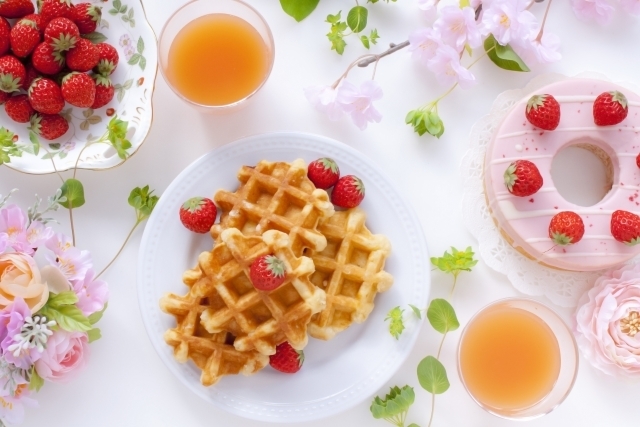 お洒落桐箱に入ったスイーツセット♡「笑顔があればずっと幸せ」が引菓子にぴったり！にて紹介している画像