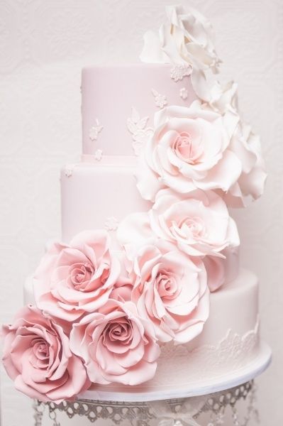 Guests' Attention is Captivated! The Floral-Adorned Wedding Cake is Absolutely Stunning♡にて紹介している画像
