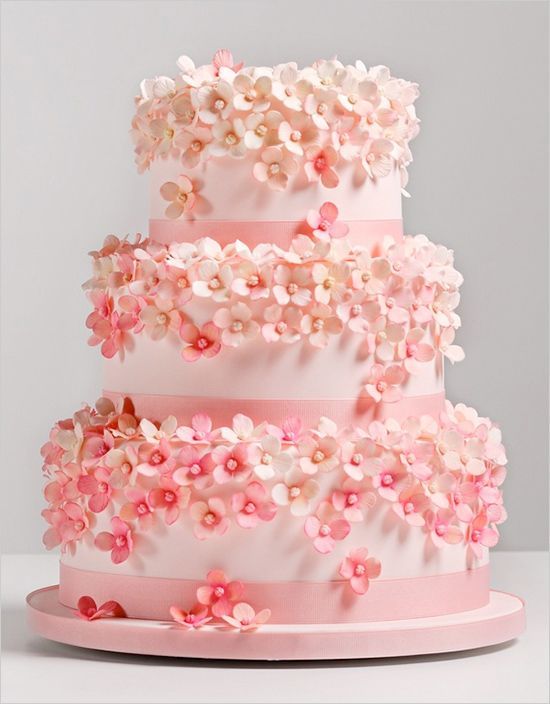 Guests' Attention is Captivated! The Floral-Adorned Wedding Cake is Absolutely Stunning♡にて紹介している画像