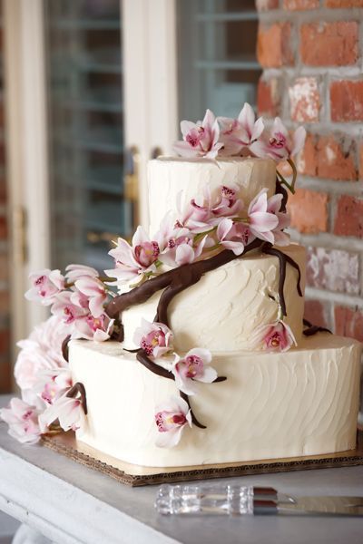 Guests' Attention is Captivated! The Floral-Adorned Wedding Cake is Absolutely Stunning♡にて紹介している画像