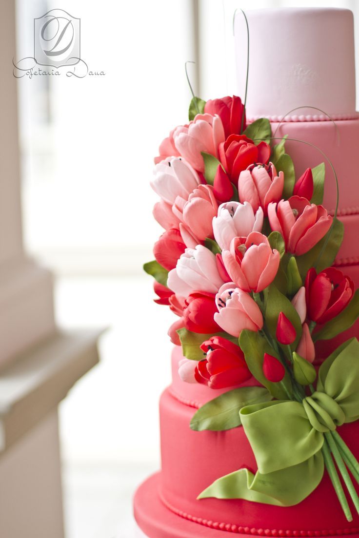 Guests' Attention is Captivated! The Floral-Adorned Wedding Cake is Absolutely Stunning♡にて紹介している画像