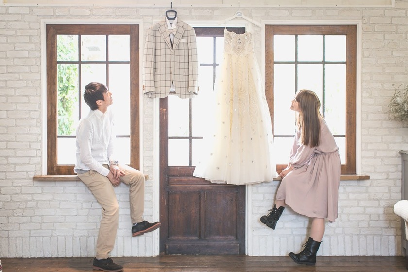 Perfect Poses for Couple's Preparation Shots: Capture Beautiful Moments with Your Partner ♡にて紹介している画像