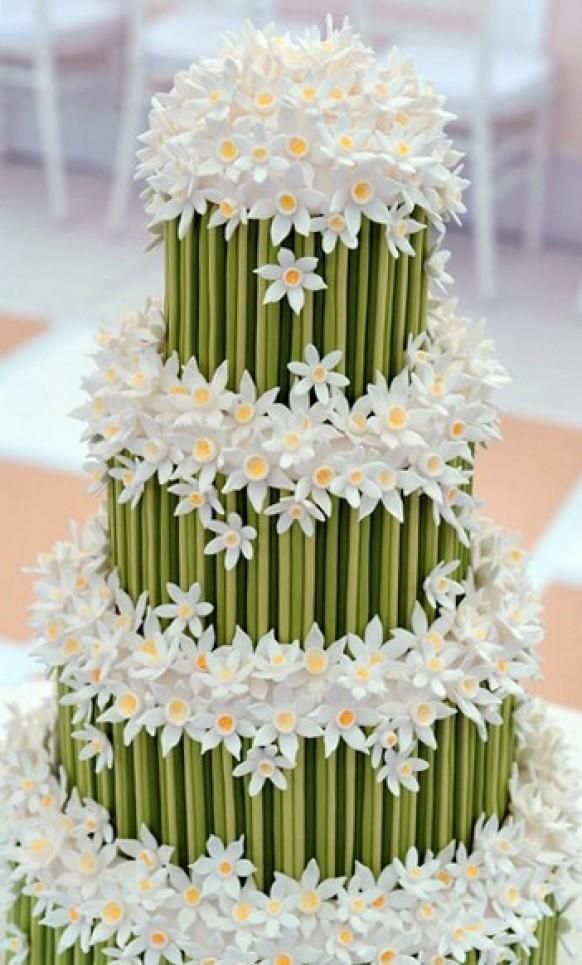 Guests' Attention is Captivated! The Floral-Adorned Wedding Cake is Absolutely Stunning♡にて紹介している画像