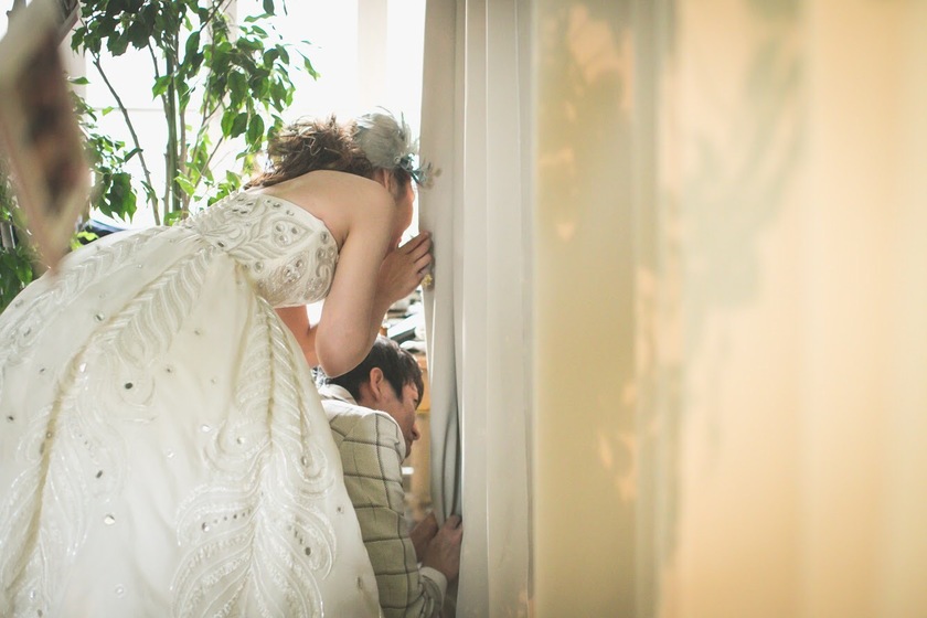 "Add These Adorable Sneak Peek Shots Captured from the Wedding Venue Doors to Your Instruction Manual Right Now!"にて紹介している画像