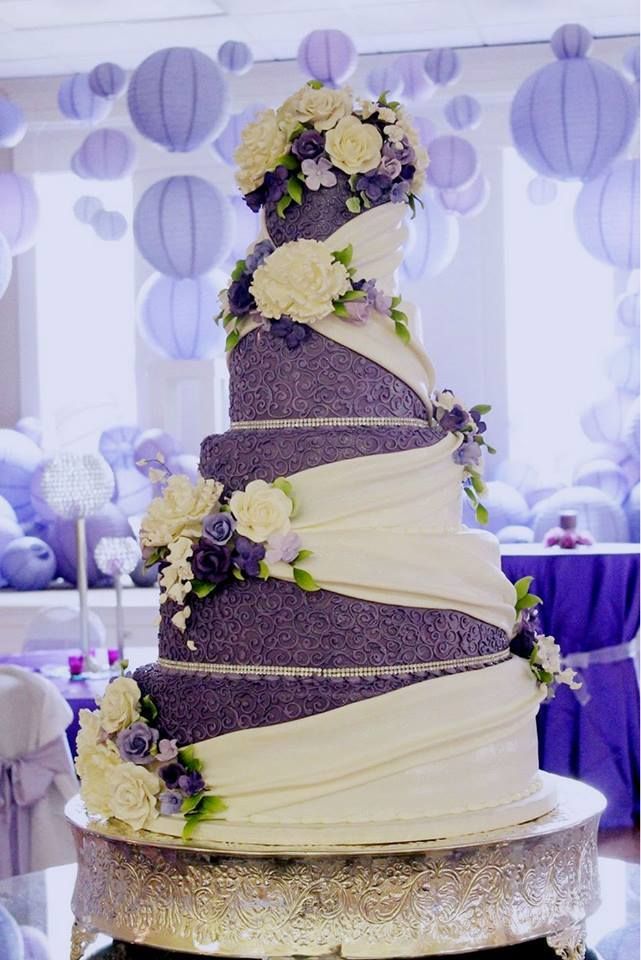 Guests' Attention is Captivated! The Floral-Adorned Wedding Cake is Absolutely Stunning♡にて紹介している画像