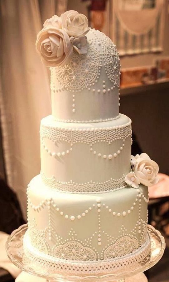Guests' Attention is Captivated! The Floral-Adorned Wedding Cake is Absolutely Stunning♡にて紹介している画像