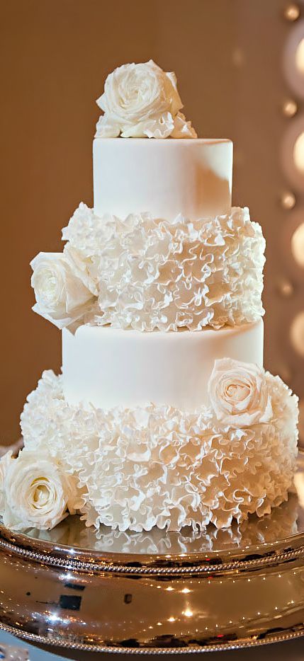 Guests' Attention is Captivated! The Floral-Adorned Wedding Cake is Absolutely Stunning♡にて紹介している画像