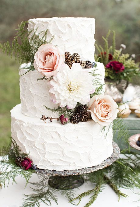 Guests' Attention is Captivated! The Floral-Adorned Wedding Cake is Absolutely Stunning♡にて紹介している画像