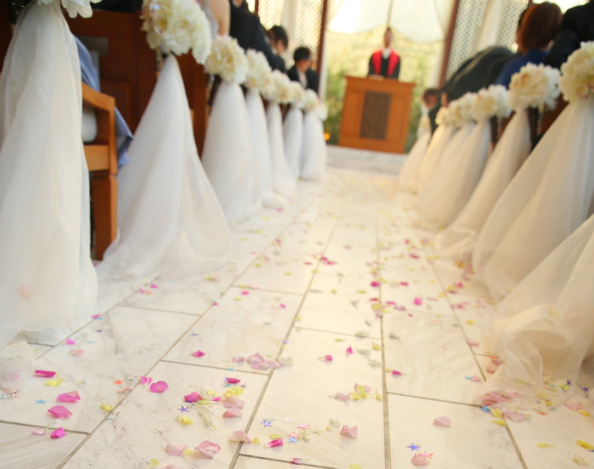 The Benefits of Adorning Chapel Floral Arrangements with Soft and Adorable Tulle♡にて紹介している画像