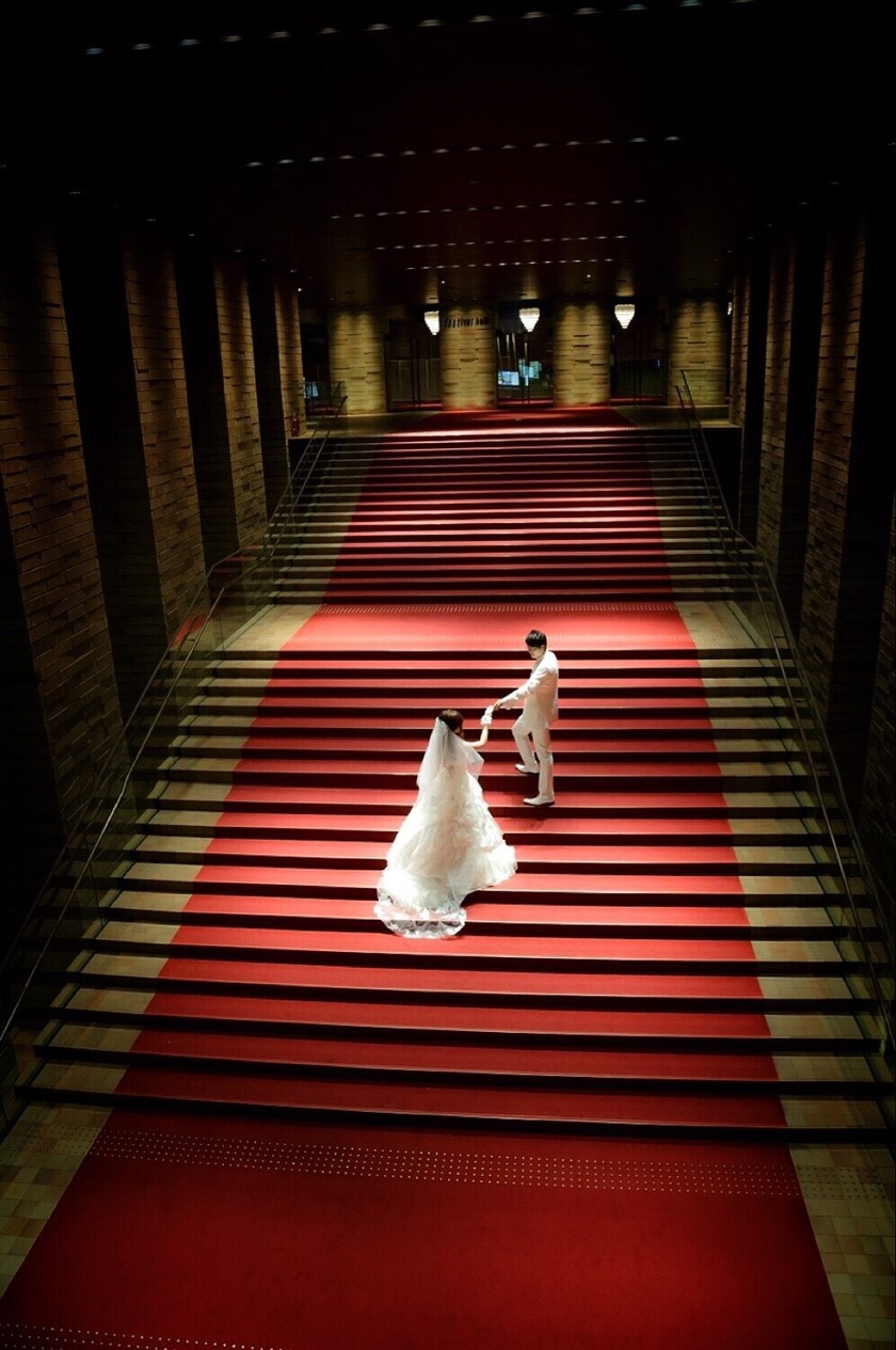ロマンティックで美しい一枚が残せる。結婚式場の《階段》で撮るウェディングフォトまとめ＊にて紹介している画像