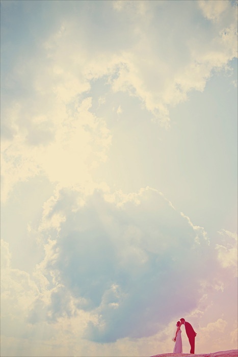 青空…夕焼け…雨上がり…たくさんの顔をもつ空と、愛し合う2人がロマンティック♡にて紹介している画像