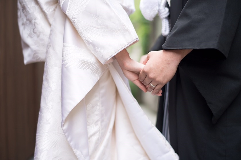 The Ultimate Guide to Stylish and Cute Kimono Pre-Wedding Poses Without Using Props ♡にて紹介している画像