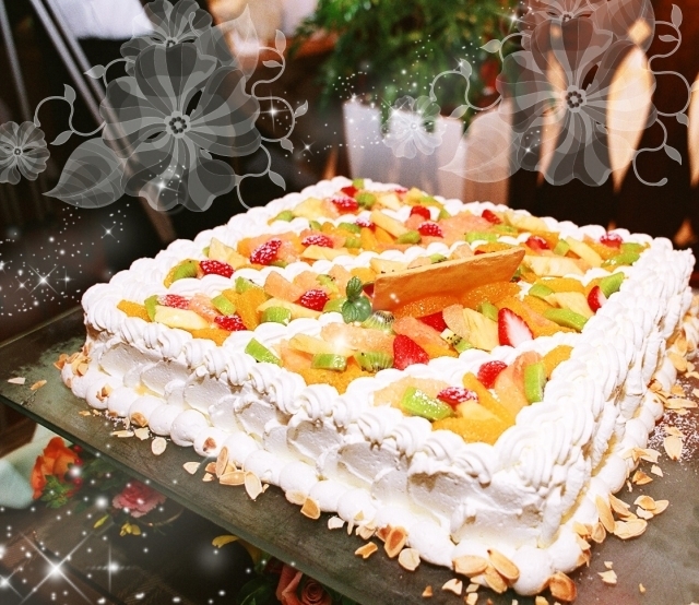 ビッグスプーンをでケーキをすくうのは大変らしい！スプーンに直接ケーキを置いてもらうアイデアが凄い＊にて紹介している画像