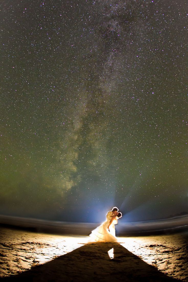 青空…夕焼け…雨上がり…たくさんの顔をもつ空と、愛し合う2人がロマンティック♡にて紹介している画像