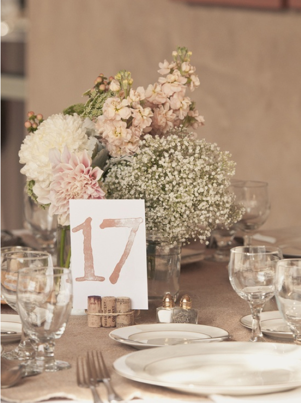 テーブルもかすみ草で埋めつくして♡かすみ草テーブルコーディネート総まとめ♡ にて紹介している画像