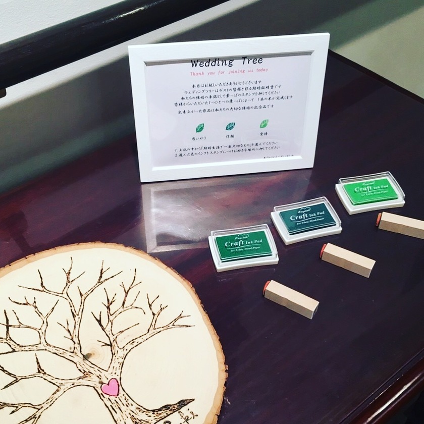 Create a Stunning Wedding Tree with Rustic Charm: DIY Method Using Log Plates♡にて紹介している画像