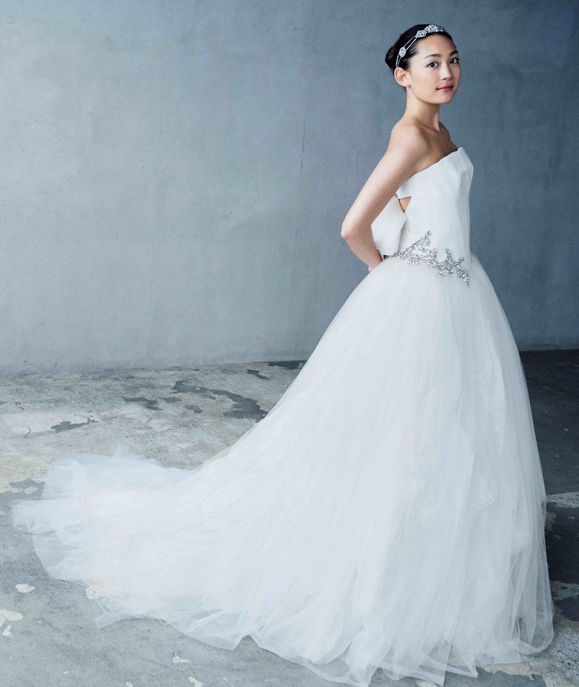 ふわふわスカートにみんな夢中♡花嫁さんに人気の「バレリーナ・ドレス」8選＊にて紹介している画像