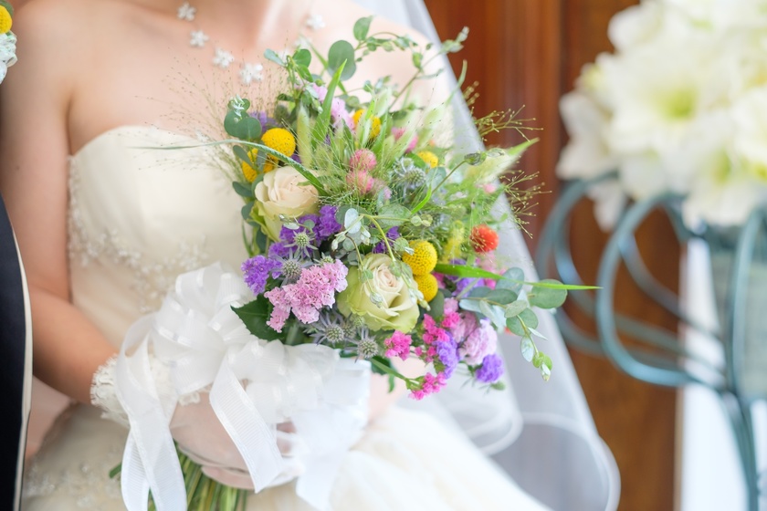 Super Cute Stylish Bouquets Crafted with Love: A Color-Coded Catalog of Clutch Bouquets ✳︎にて紹介している画像