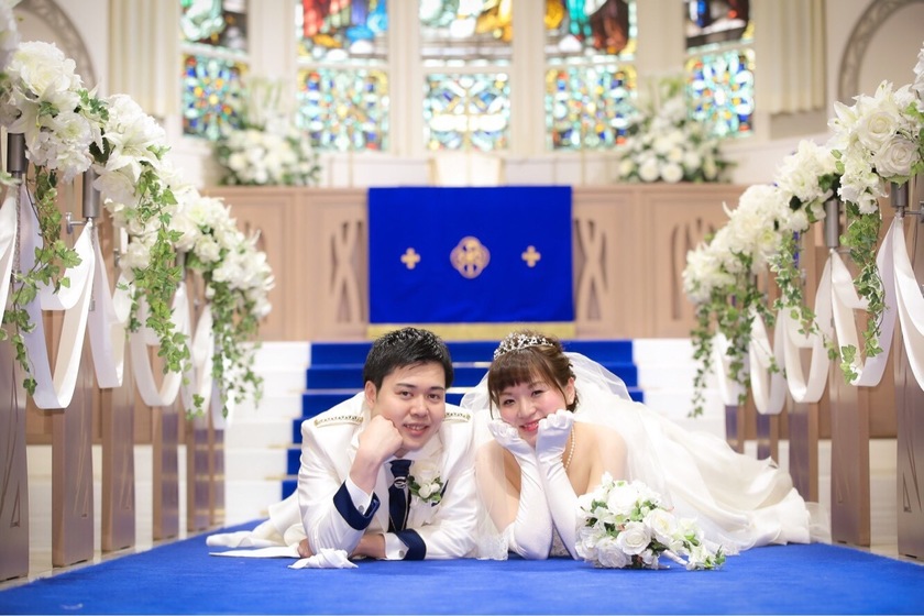 チャペル前撮りやロケーション撮影でやりたい！頬杖をついた、うつぶせの寝ころびショット9選＊にて紹介している画像